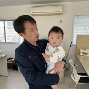 赤ちゃんを抱っこ。とても気分の良い一日。のサムネイル